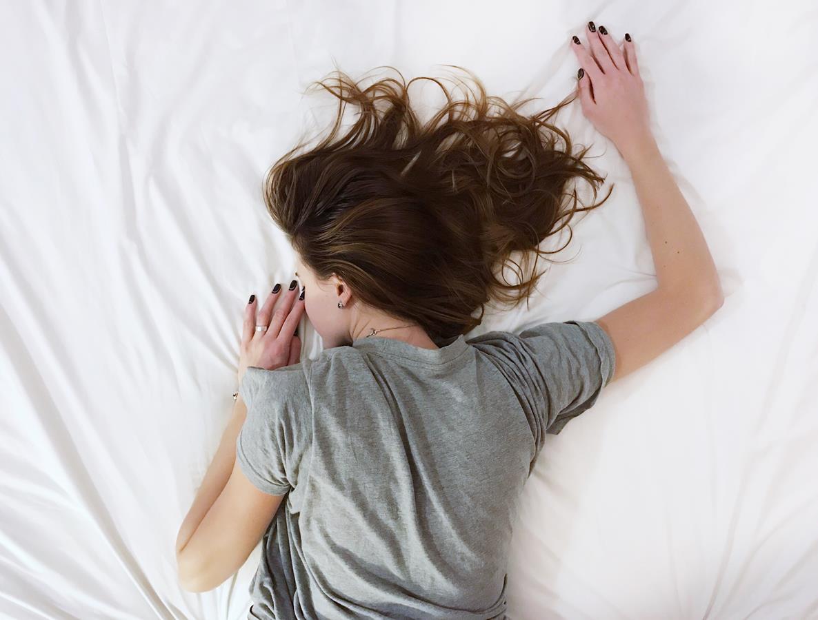Włosy a sen – czy należy spać w rozpuszczonych włosach?