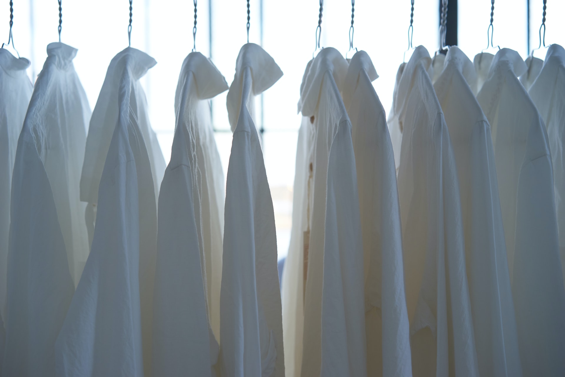 Jak skutecznie prać białe ubrania?